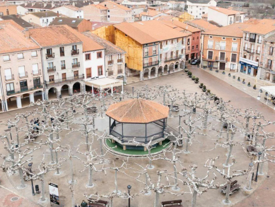 Vista de Belorado, un punto clave en el Camino de Santiago, con su Plaza Mayor y edificios históricos.