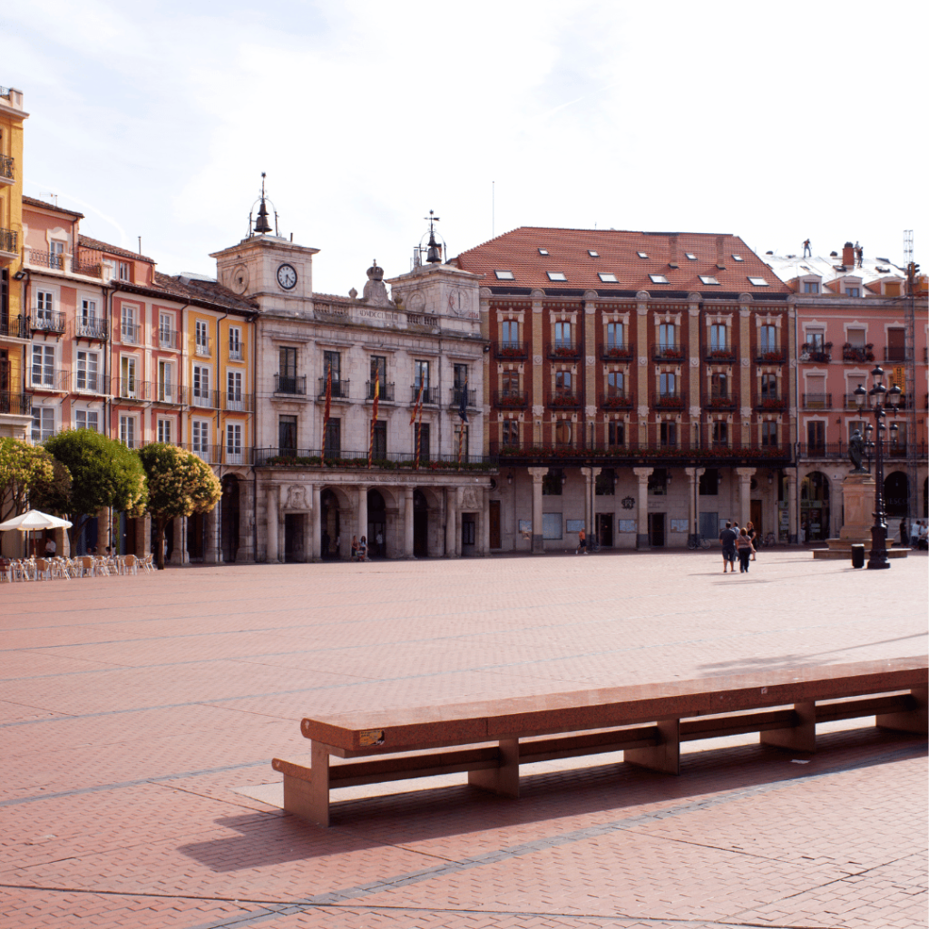 Vista amplia de la Plaza Mayor de Burgos, con el Ayuntamiento y soportales
