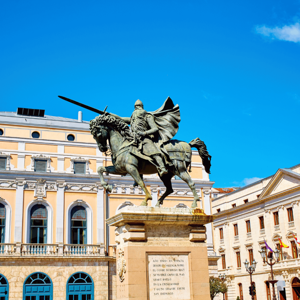 Escultura ecuestre del Cid Campeador en Burgos con un cielo azul de fondo