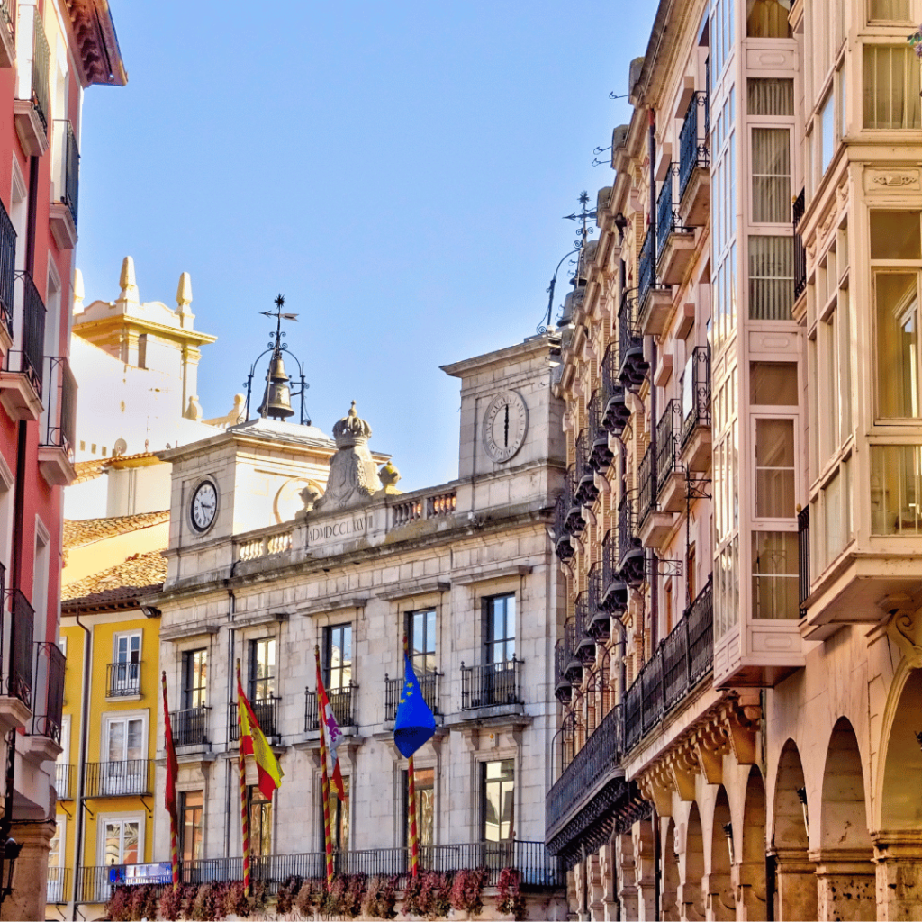 Vista de la fachada del Ayuntamiento de Burgos con sus balcones y relojes en la Plaza Mayor 